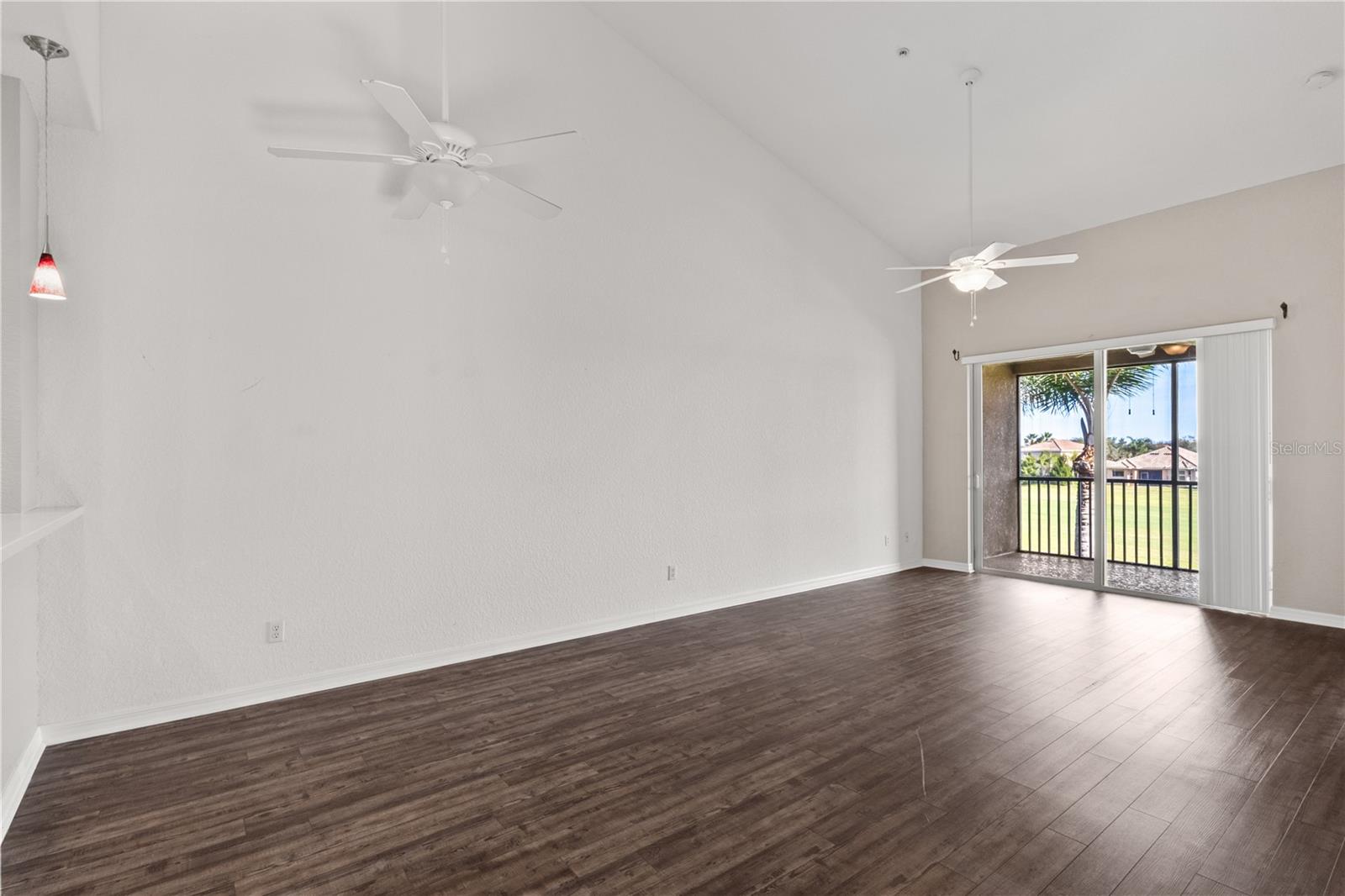 Image 14 of 58 For 819 Fairwaycove Ln  206