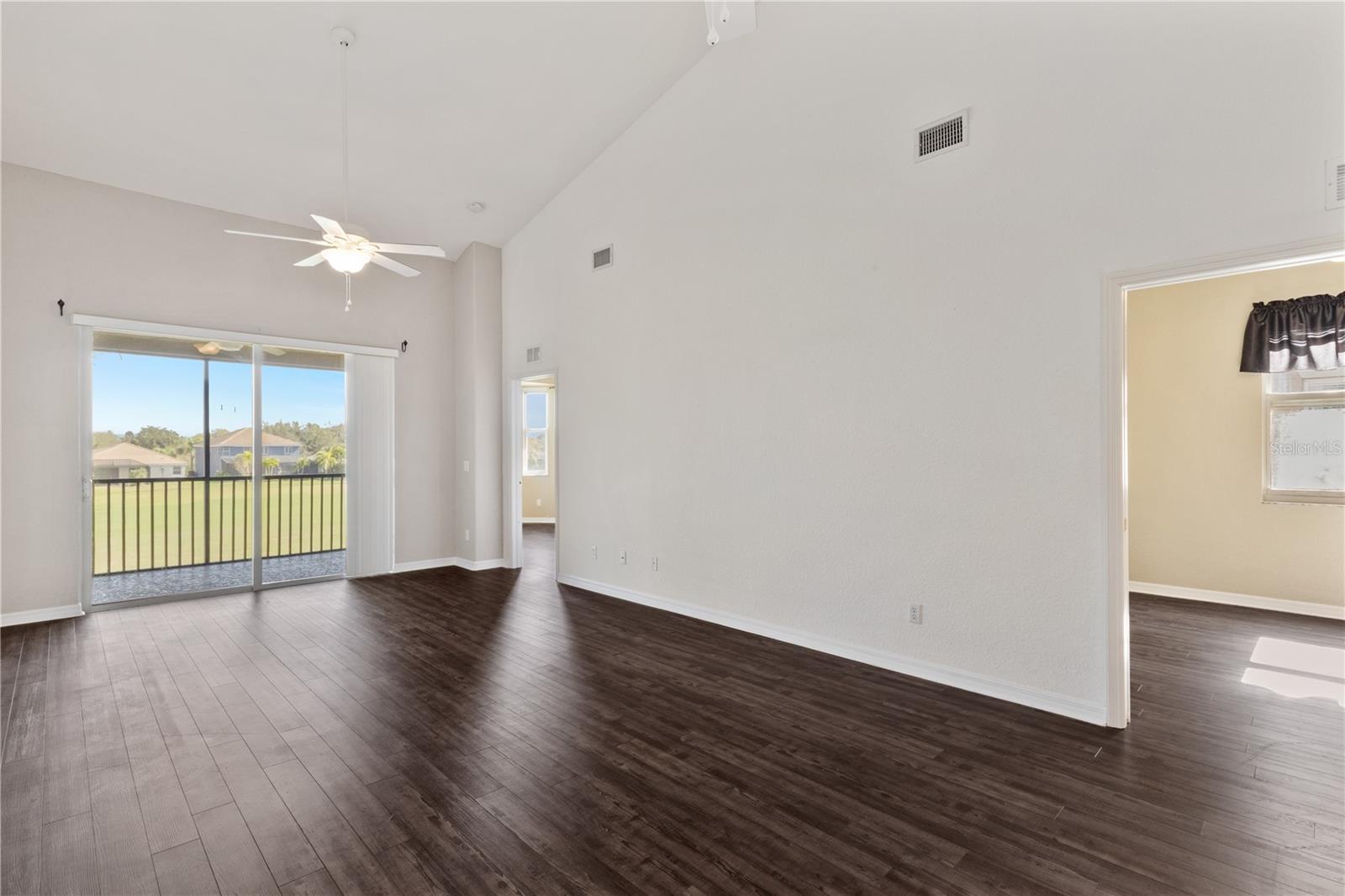 Image 15 of 58 For 819 Fairwaycove Ln  206