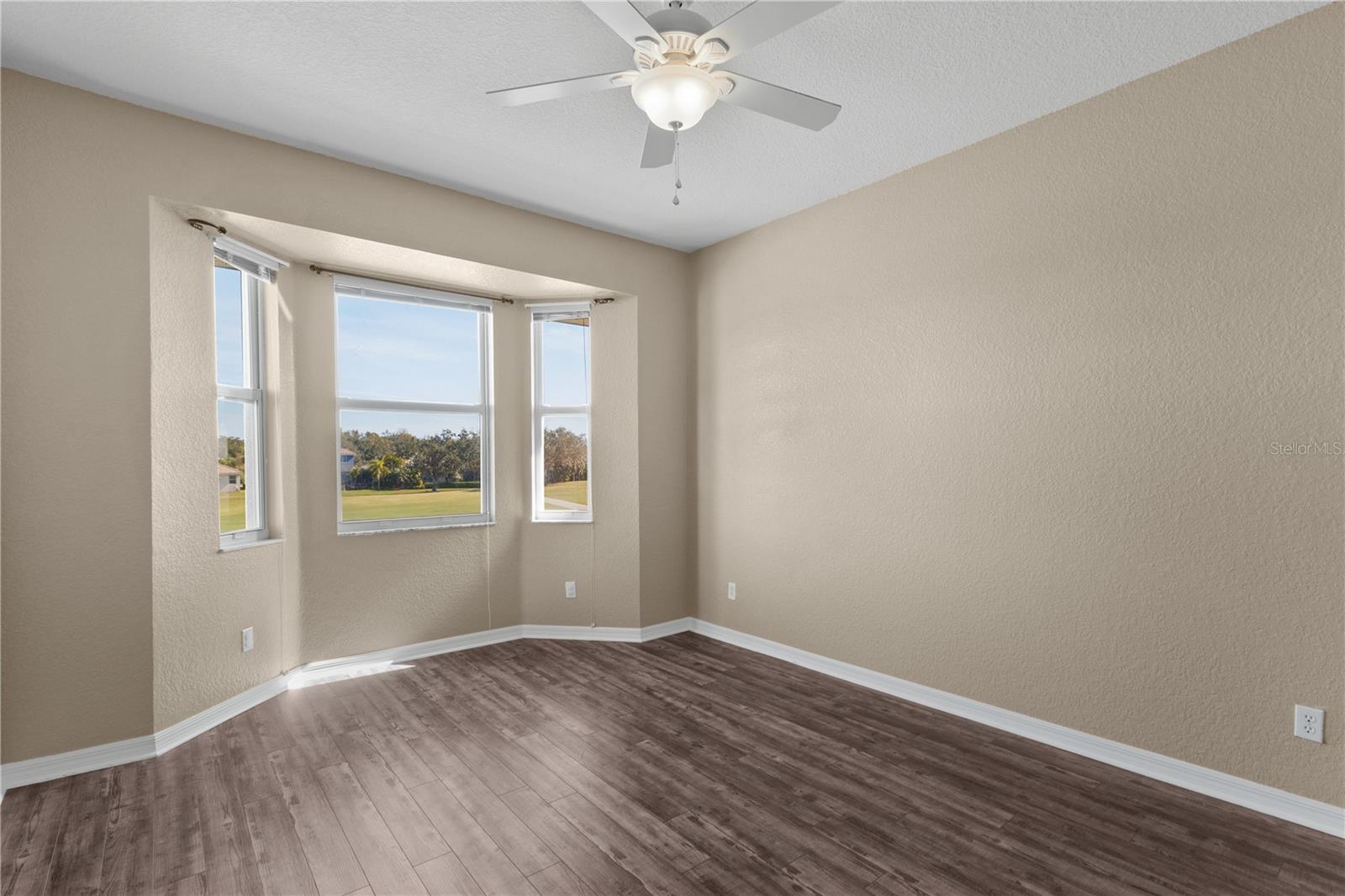 Image 22 of 58 For 819 Fairwaycove Ln  206