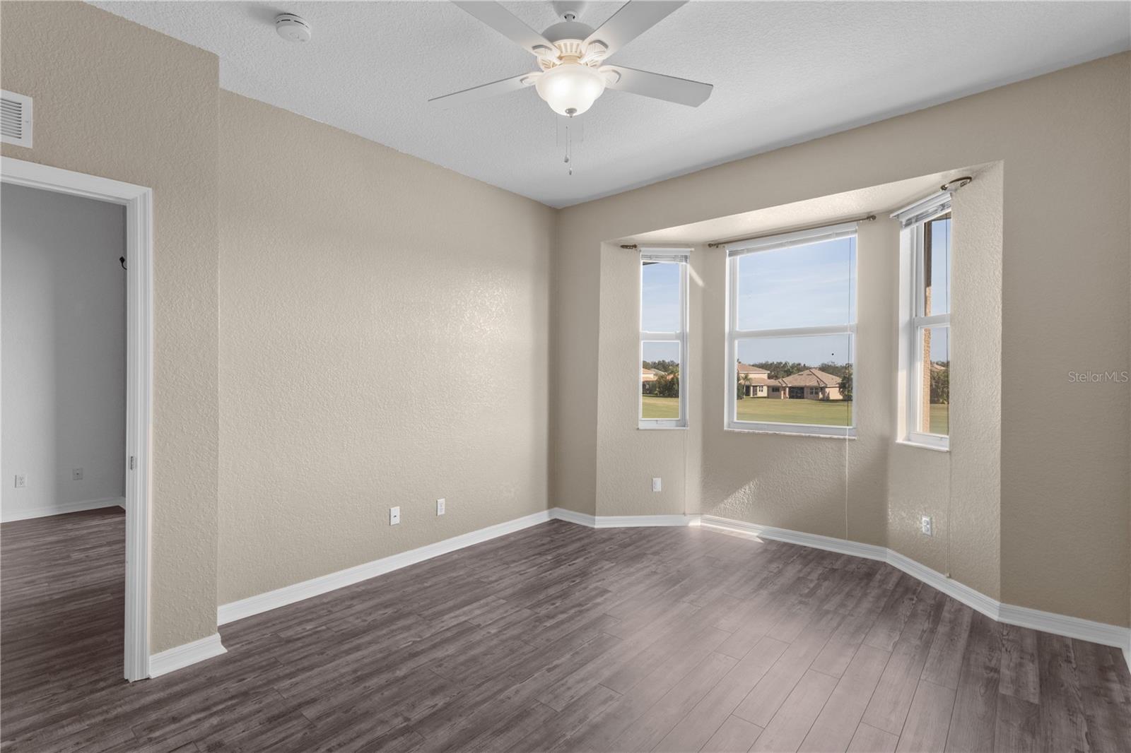 Image 23 of 58 For 819 Fairwaycove Ln  206