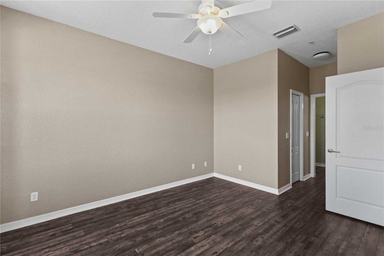 Image 24 of 58 For 819 Fairwaycove Ln  206