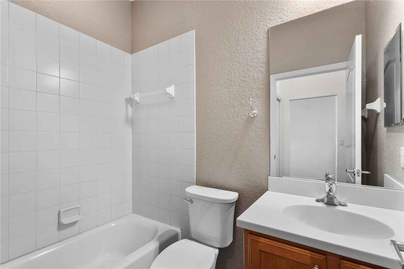 Image 34 of 58 For 819 Fairwaycove Ln  206