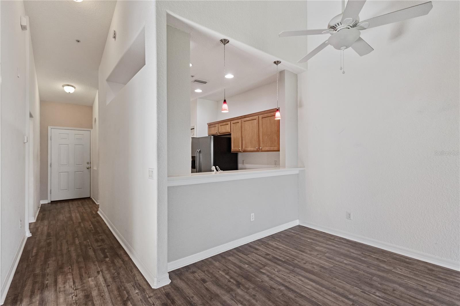 Image 4 of 58 For 819 Fairwaycove Ln  206