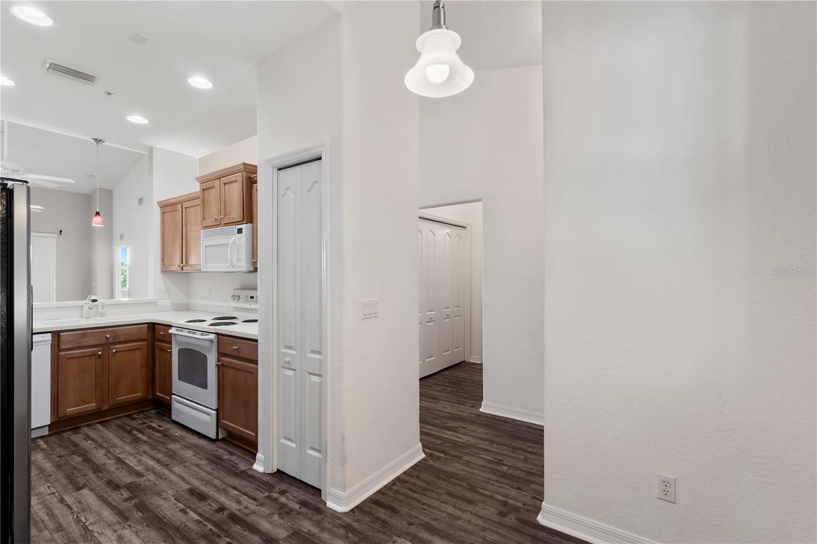 Image 5 of 58 For 819 Fairwaycove Ln  206