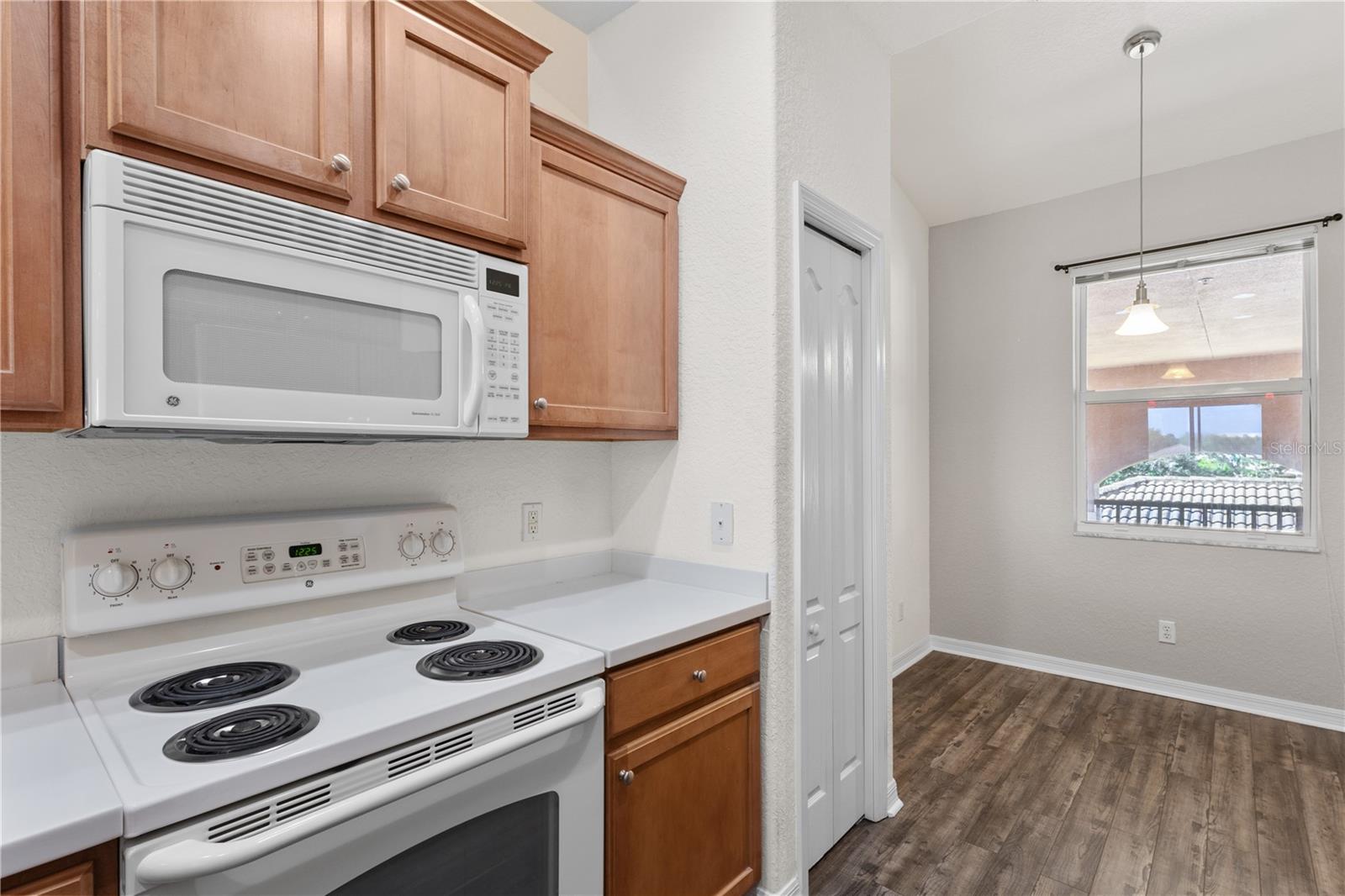 Image 6 of 58 For 819 Fairwaycove Ln  206