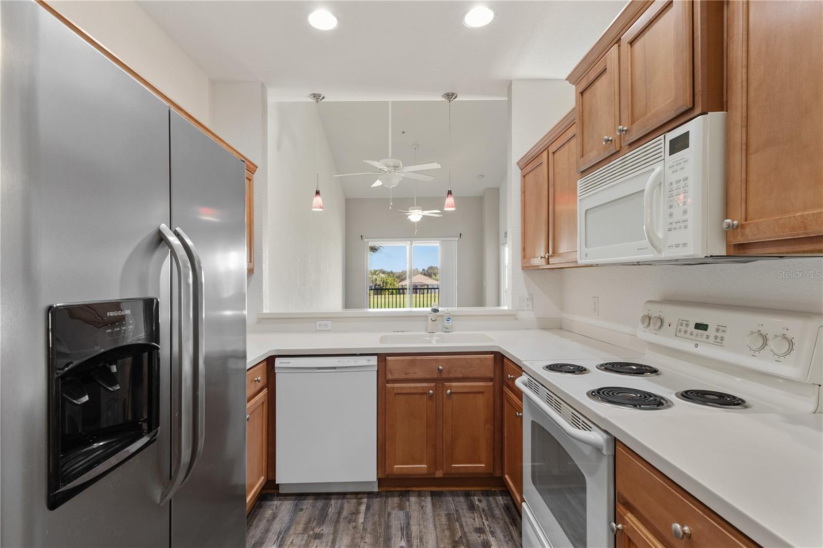 Image 7 of 58 For 819 Fairwaycove Ln  206