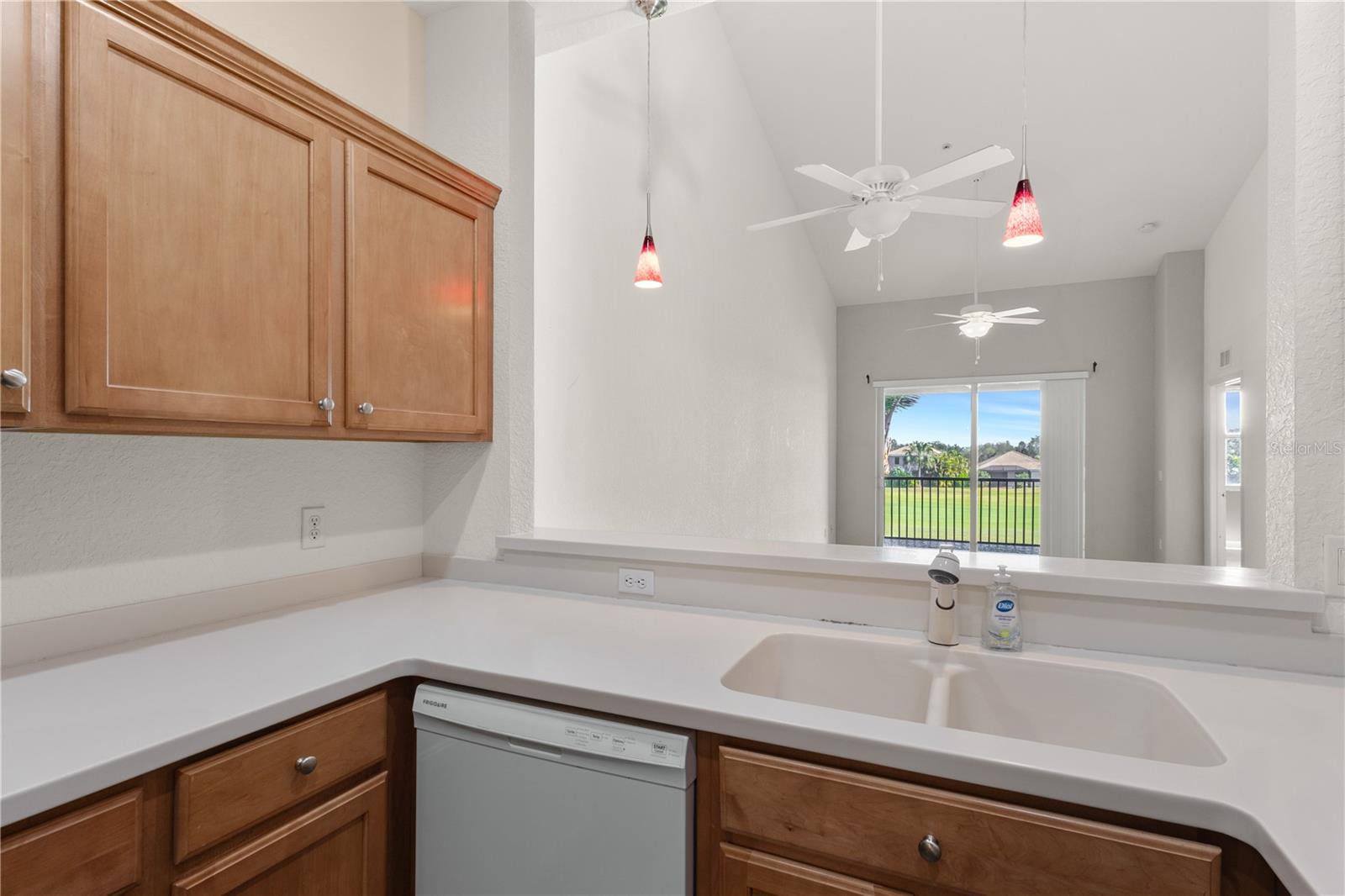 Image 8 of 58 For 819 Fairwaycove Ln  206