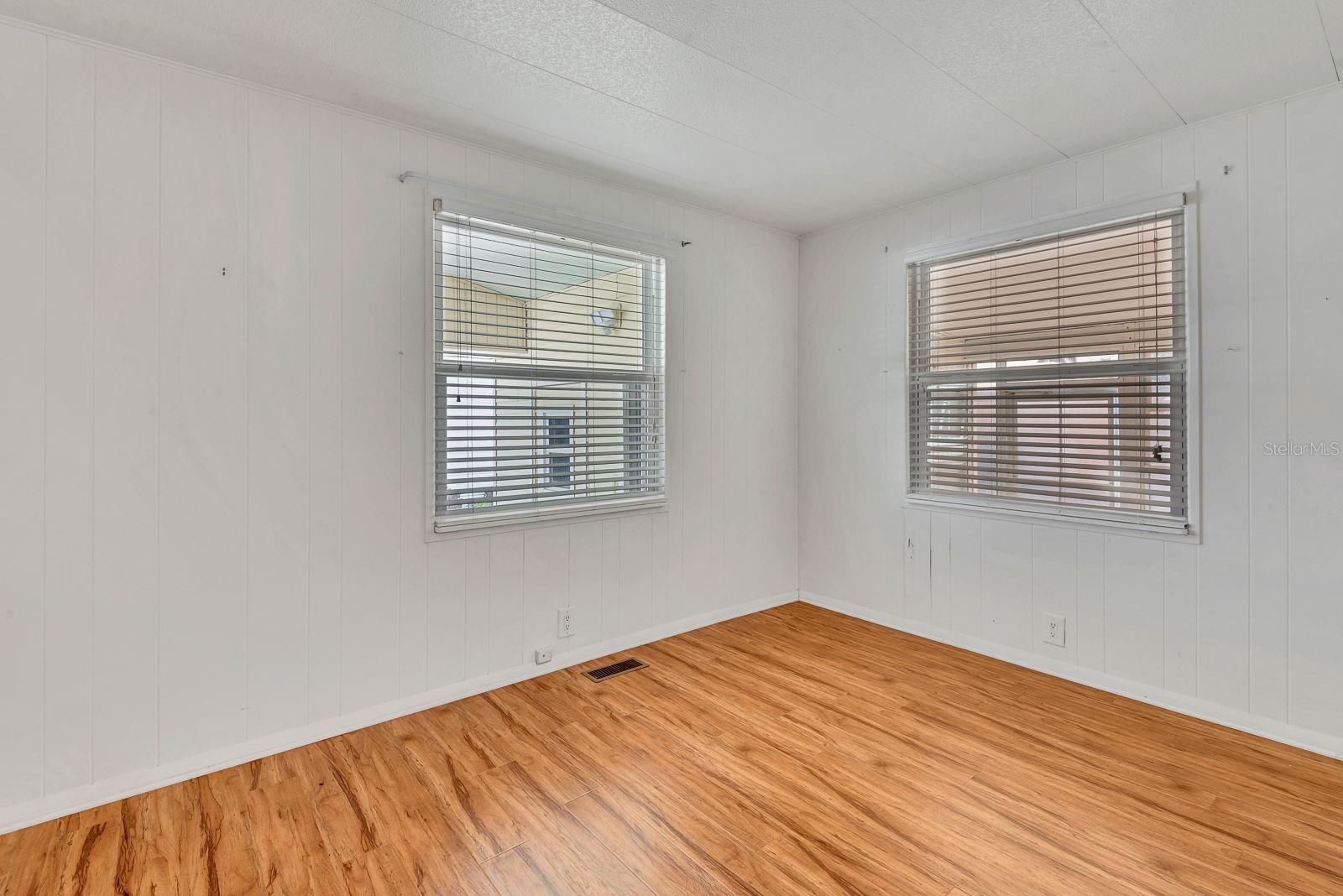 Image 16 of 43 For 2107 Palma Sola Boulevard 84