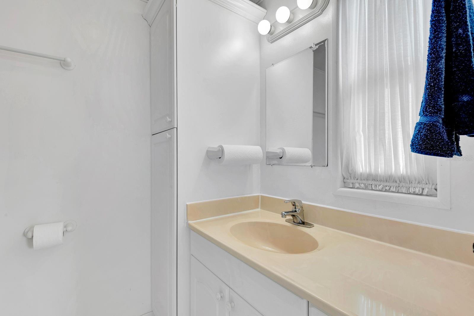 Image 20 of 43 For 2107 Palma Sola Boulevard 84