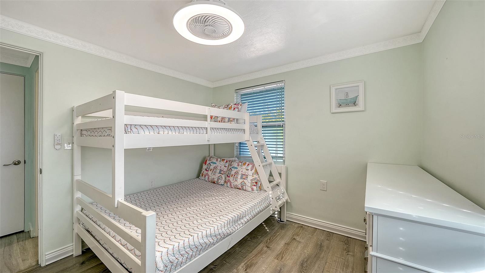 Listing photo id 23 for 848 4th Street