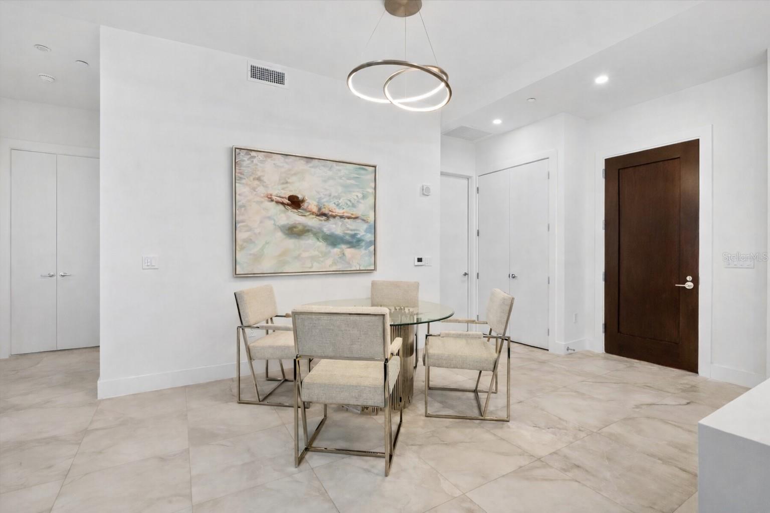 Listing photo id 9 for 33 Palm Avenue 902