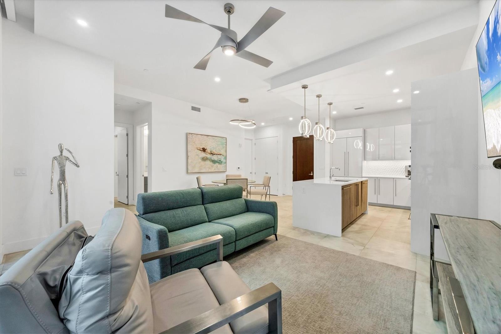 Listing photo id 11 for 33 Palm Avenue 902