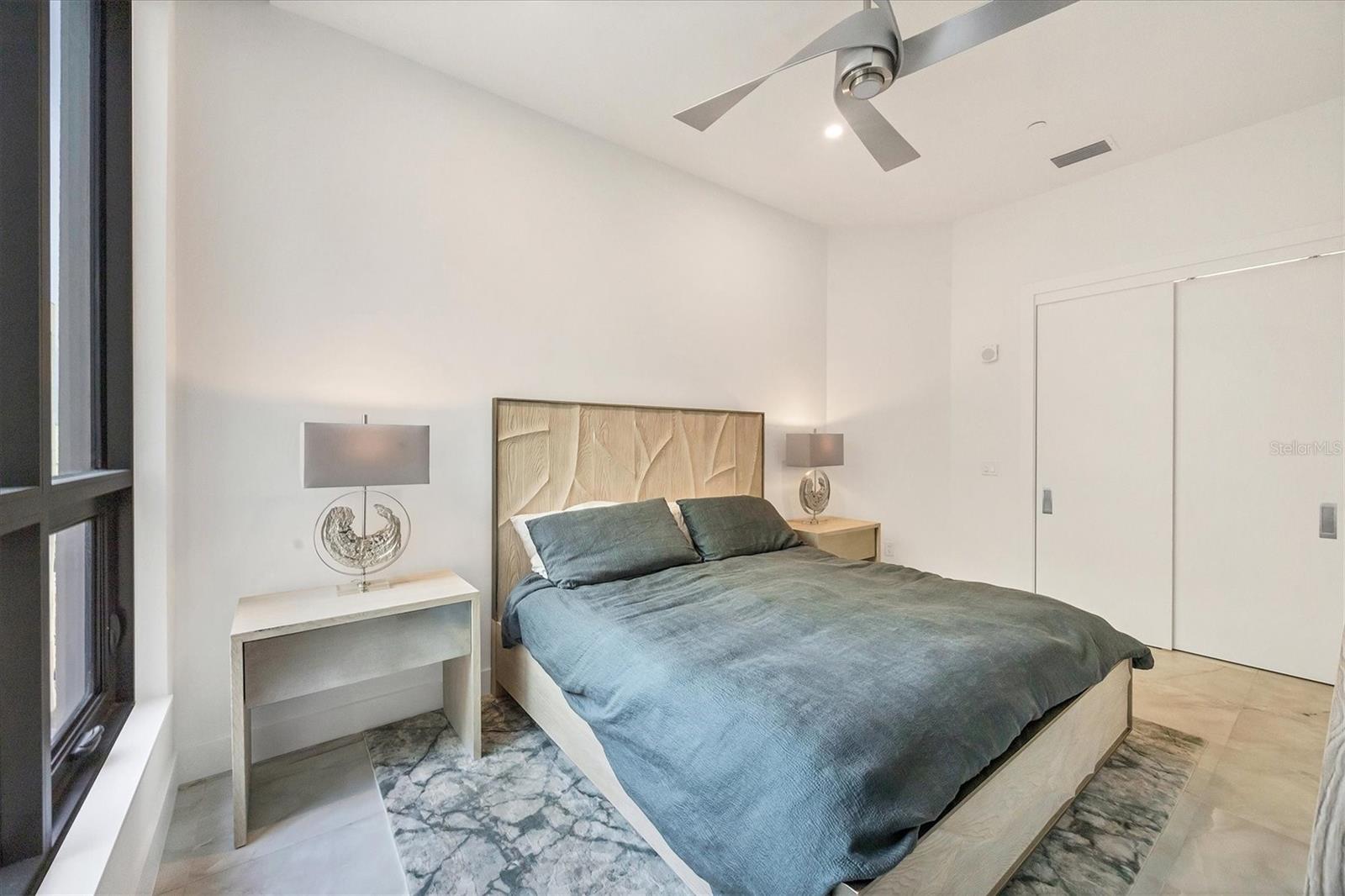 Listing photo id 13 for 33 Palm Avenue 902