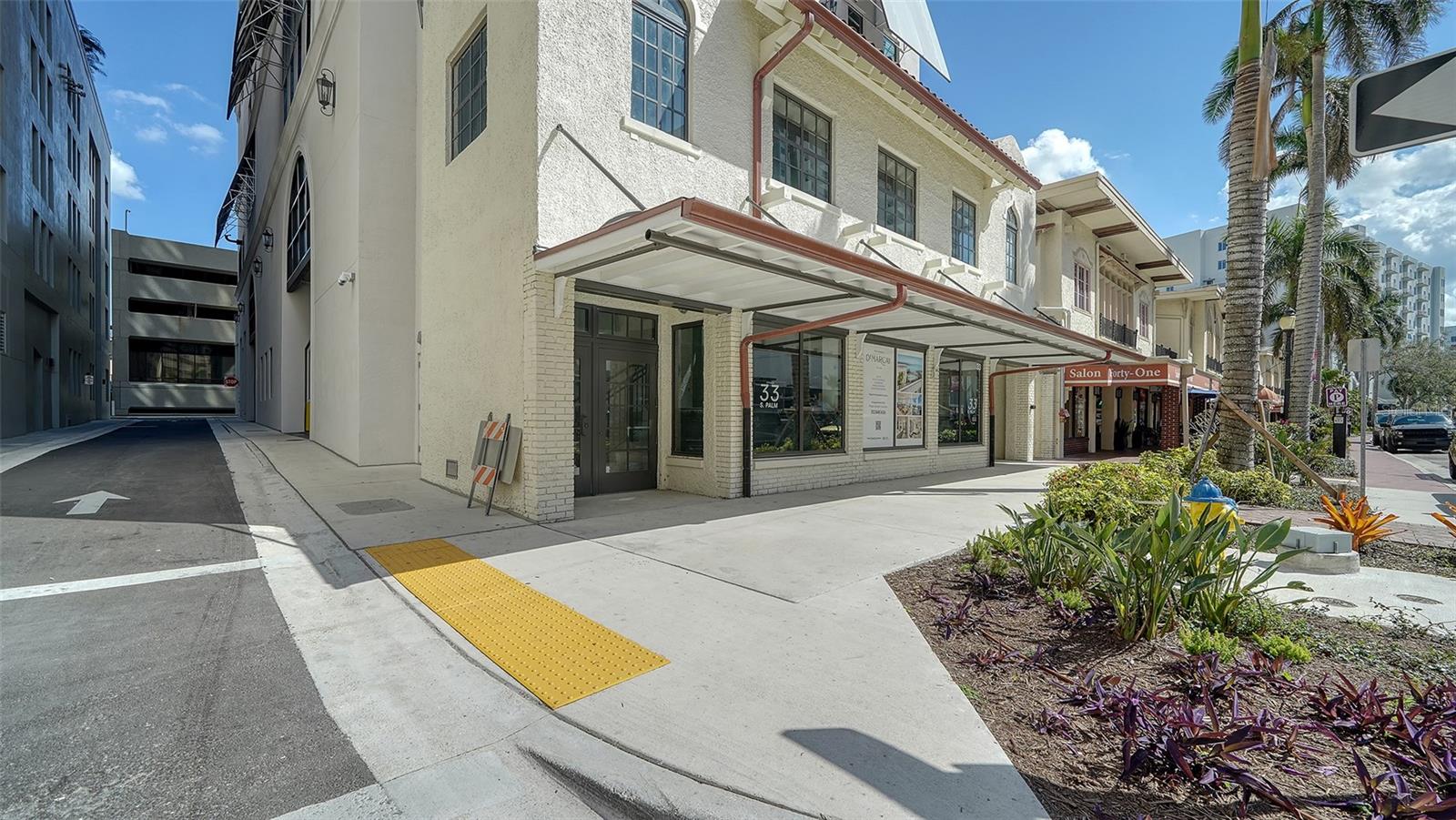 Listing photo id 0 for 33 Palm Avenue 902