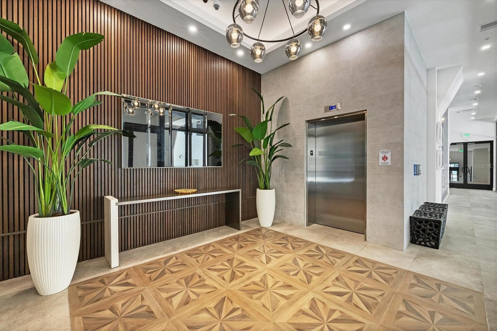 Listing photo id 1 for 33 Palm Avenue 902