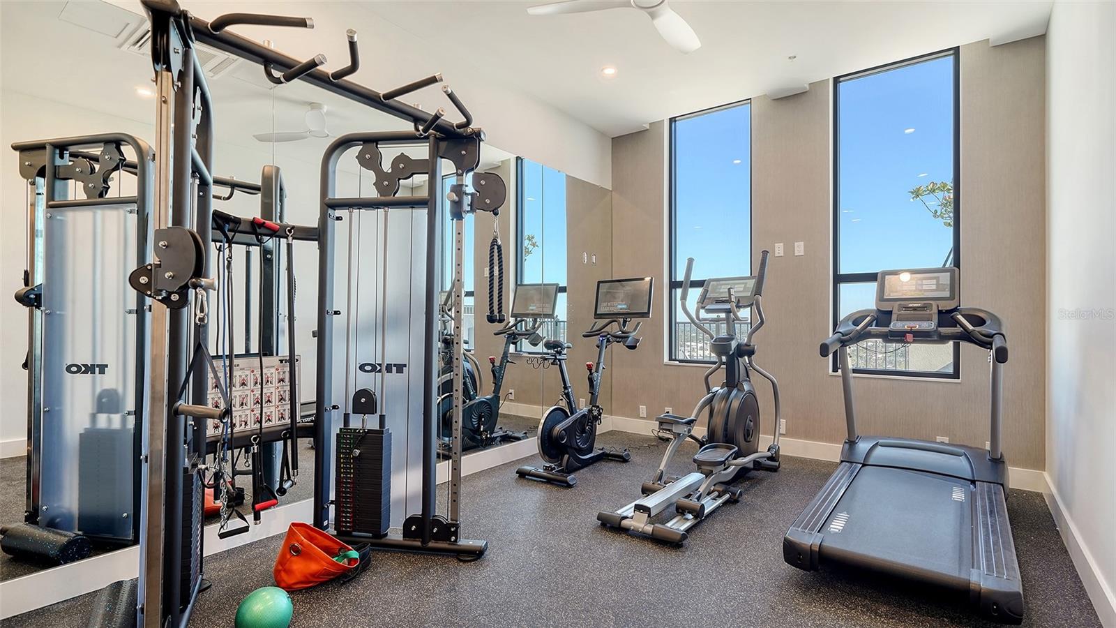 Listing photo id 34 for 33 Palm Avenue 902