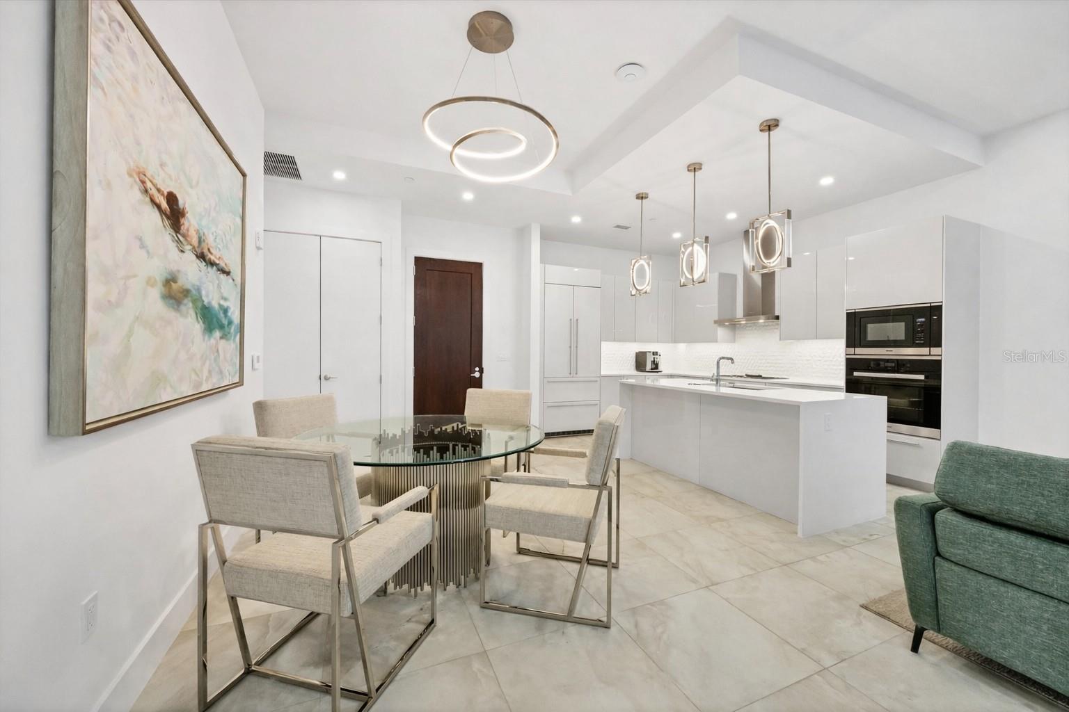 Listing photo id 3 for 33 Palm Avenue 902