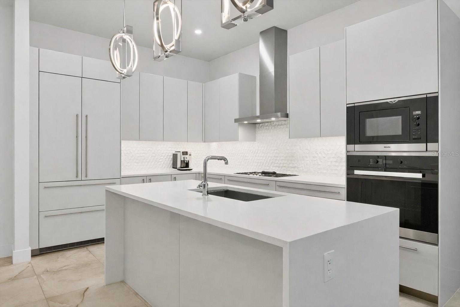 Listing photo id 4 for 33 Palm Avenue 902