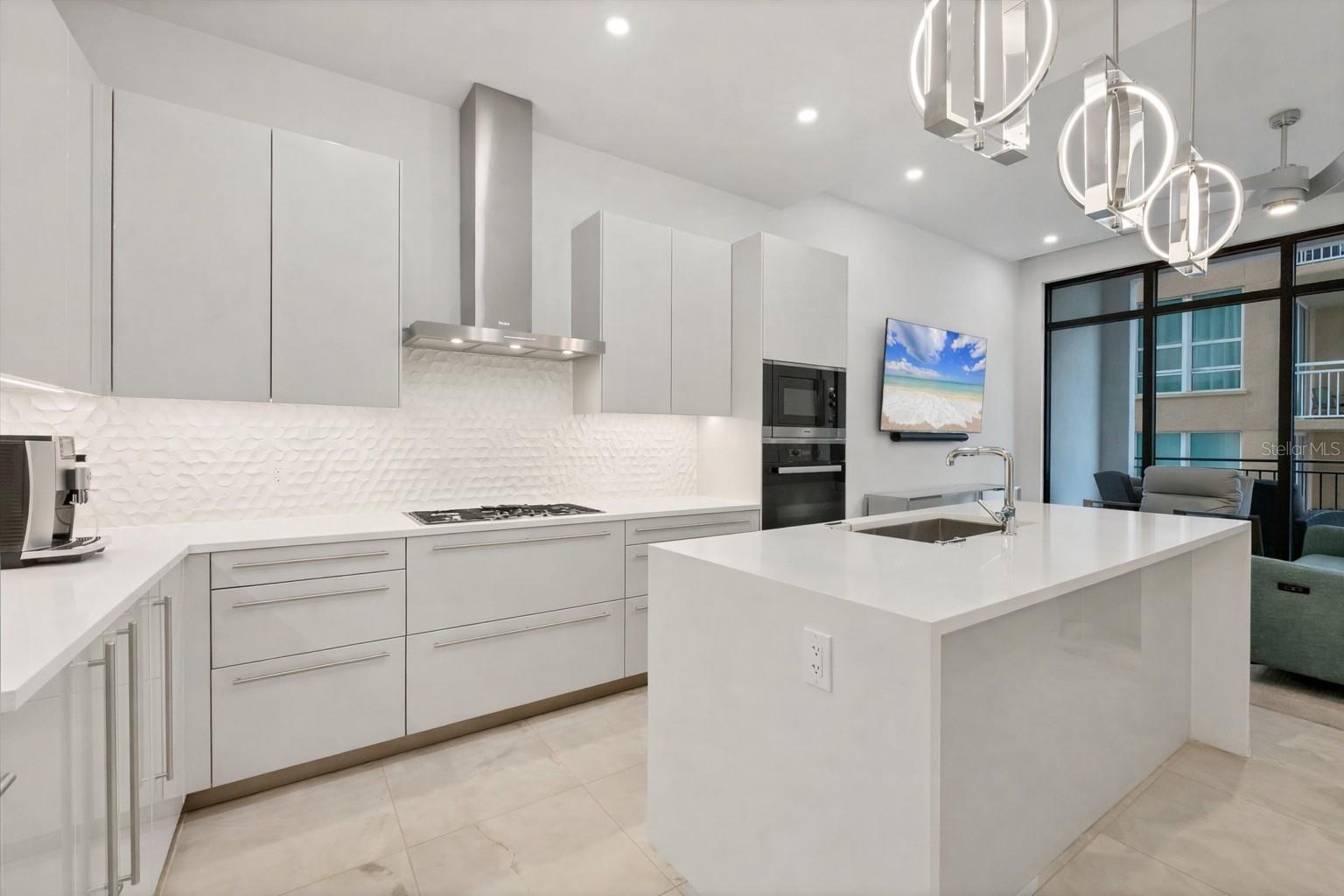 Listing photo id 5 for 33 Palm Avenue 902