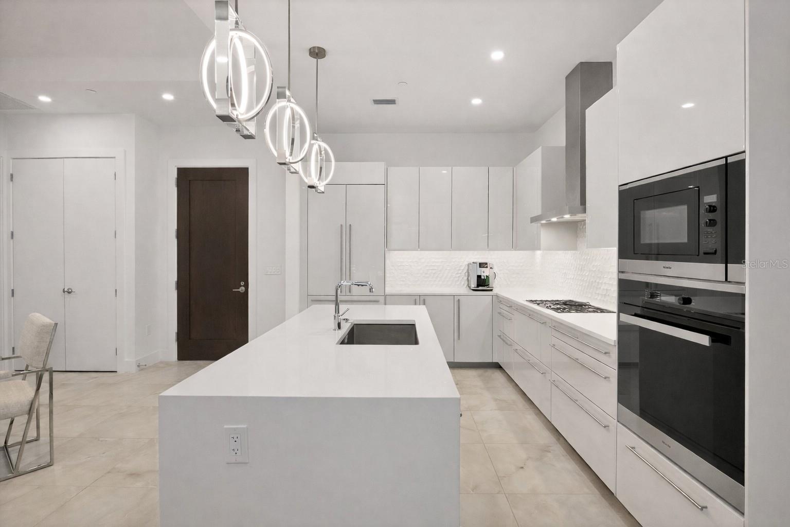 Listing photo id 6 for 33 Palm Avenue 902