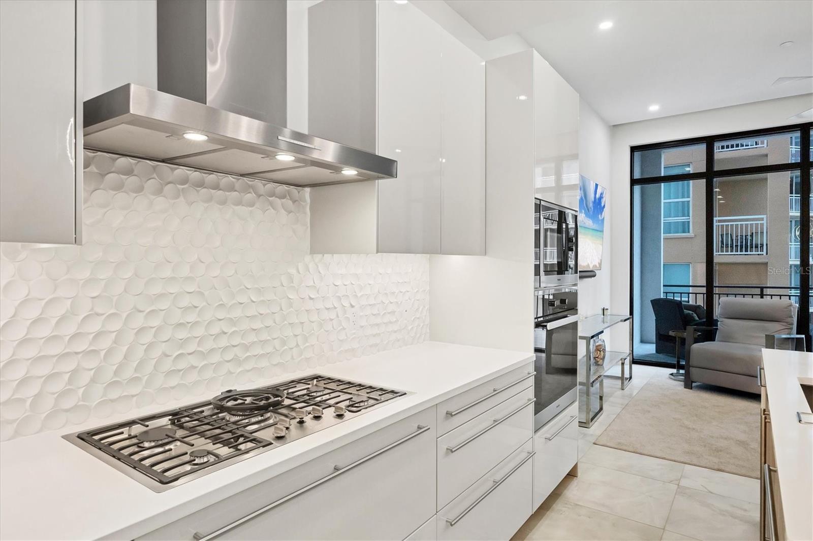 Listing photo id 7 for 33 Palm Avenue 902