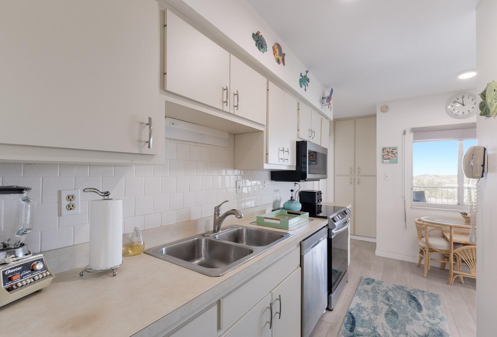 Image 6 of 64 For 5200 Gulf Drive 408