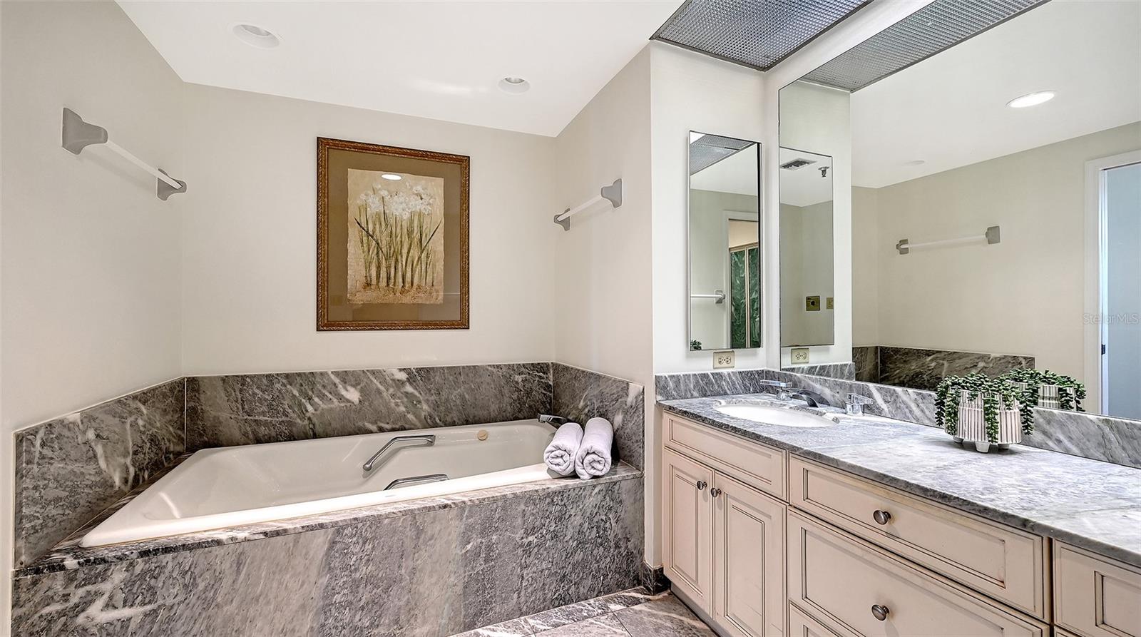 Image 19 of 42 For 1211 Gulf Of Mexico Drive 206