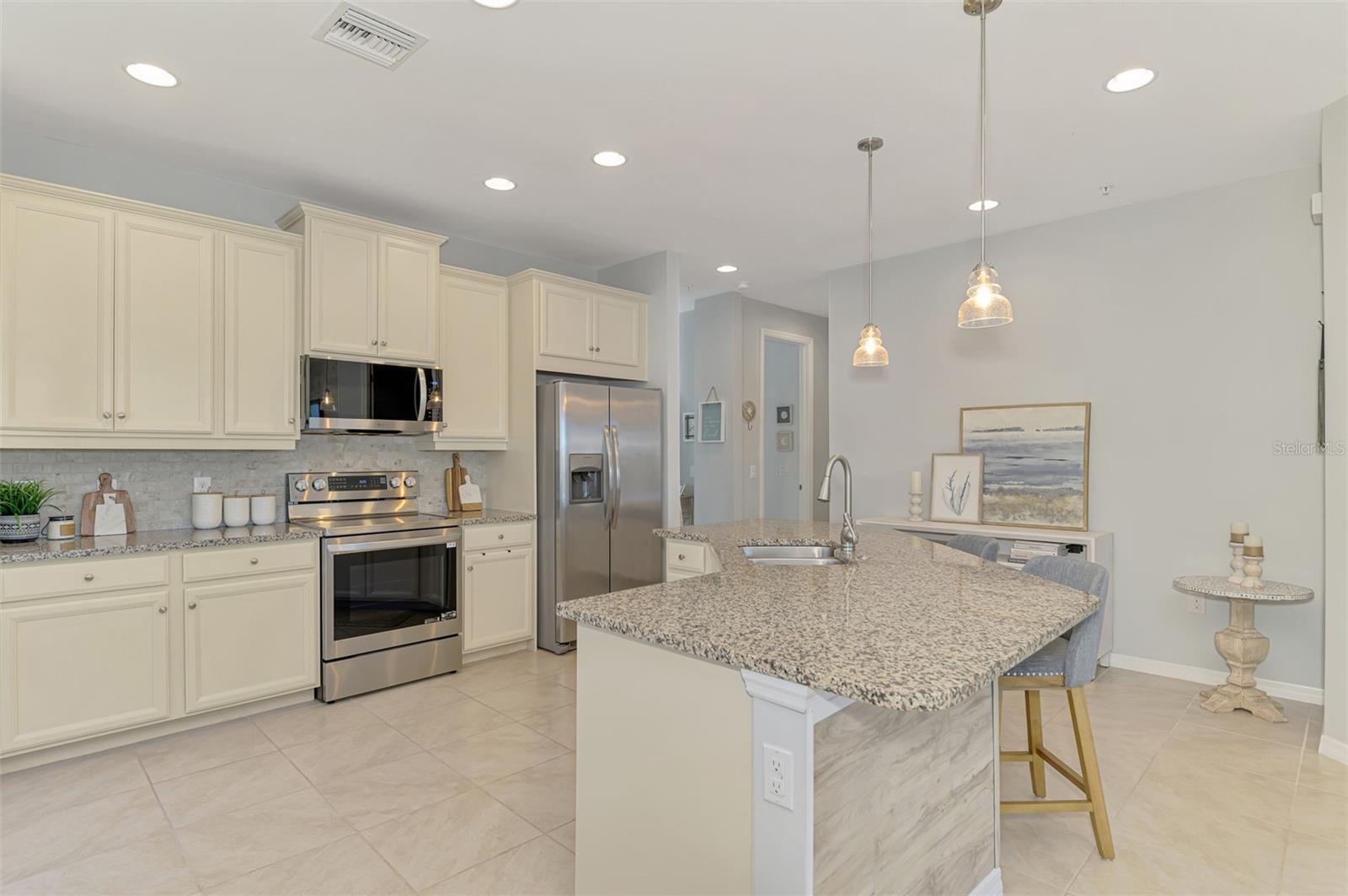 Image 16 of 91 For 113 Porta Vecchio Bend 202