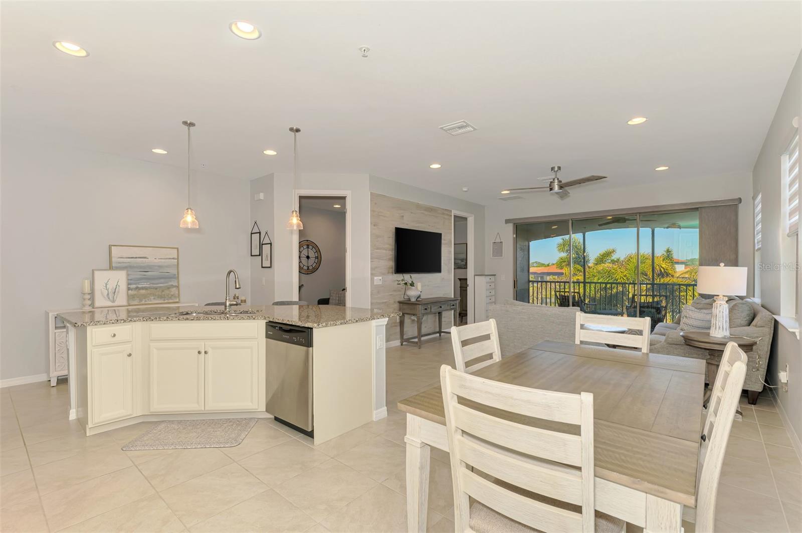 Image 18 of 91 For 113 Porta Vecchio Bend 202