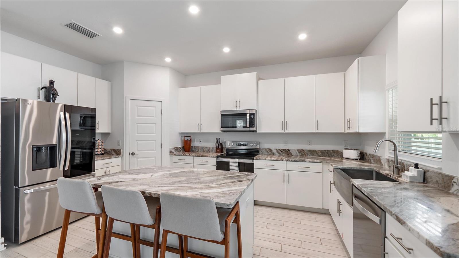 Image 10 of 55 For 2587 Temple Street