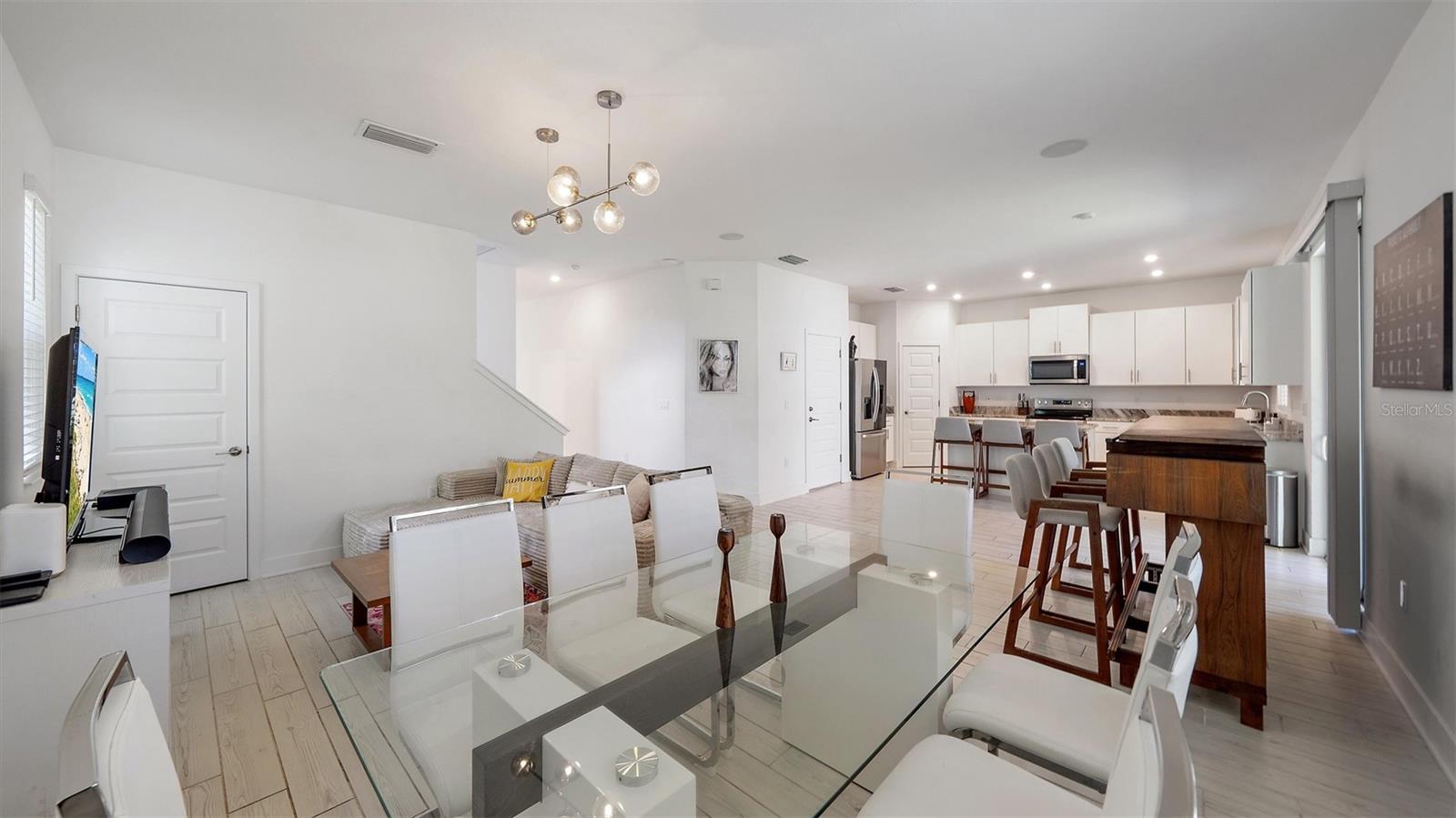 Image 11 of 55 For 2587 Temple Street