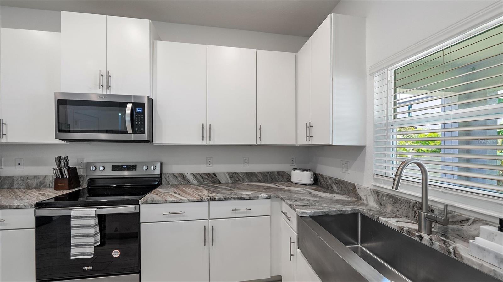 Image 12 of 55 For 2587 Temple Street