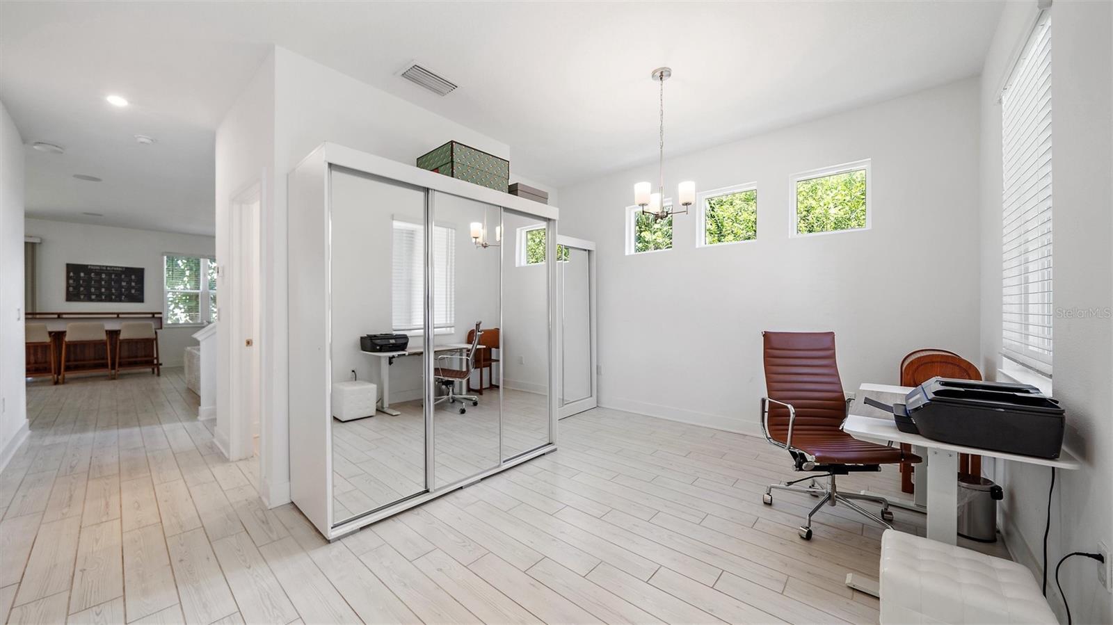 Image 17 of 55 For 2587 Temple Street