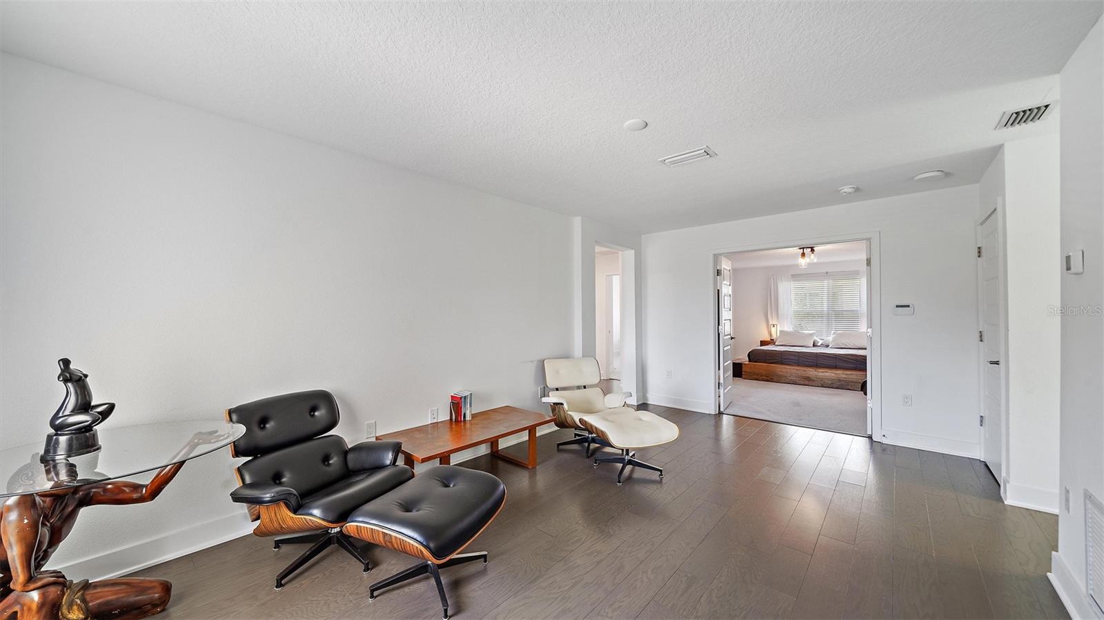 Image 24 of 55 For 2587 Temple Street