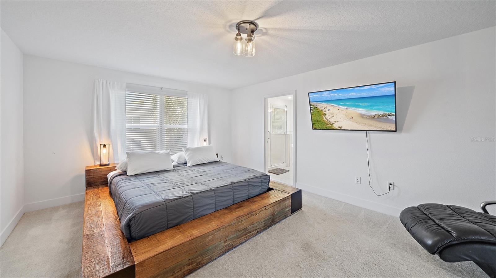 Image 26 of 55 For 2587 Temple Street