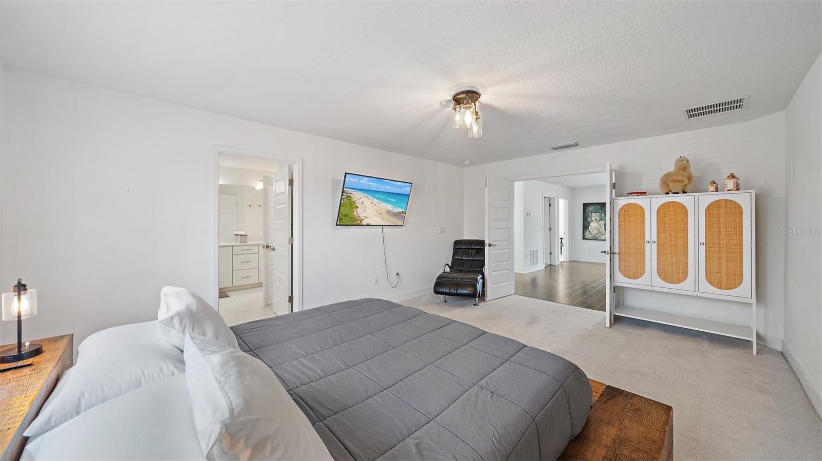 Image 27 of 55 For 2587 Temple Street