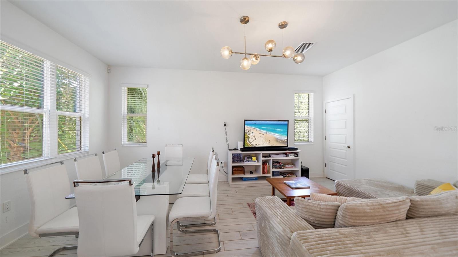 Image 3 of 55 For 2587 Temple Street