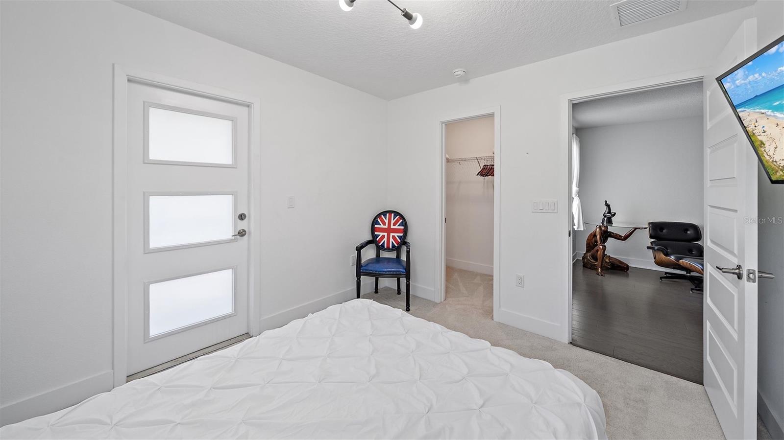 Image 34 of 55 For 2587 Temple Street