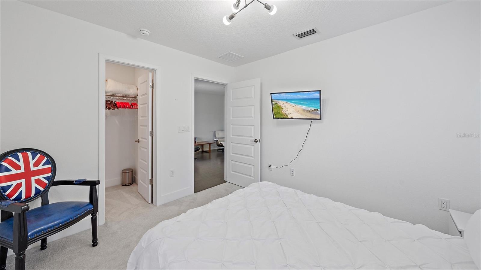 Image 35 of 55 For 2587 Temple Street