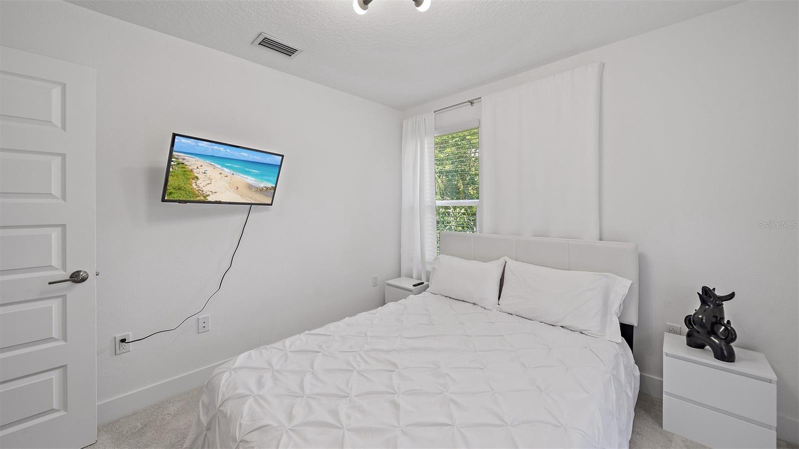 Image 36 of 55 For 2587 Temple Street