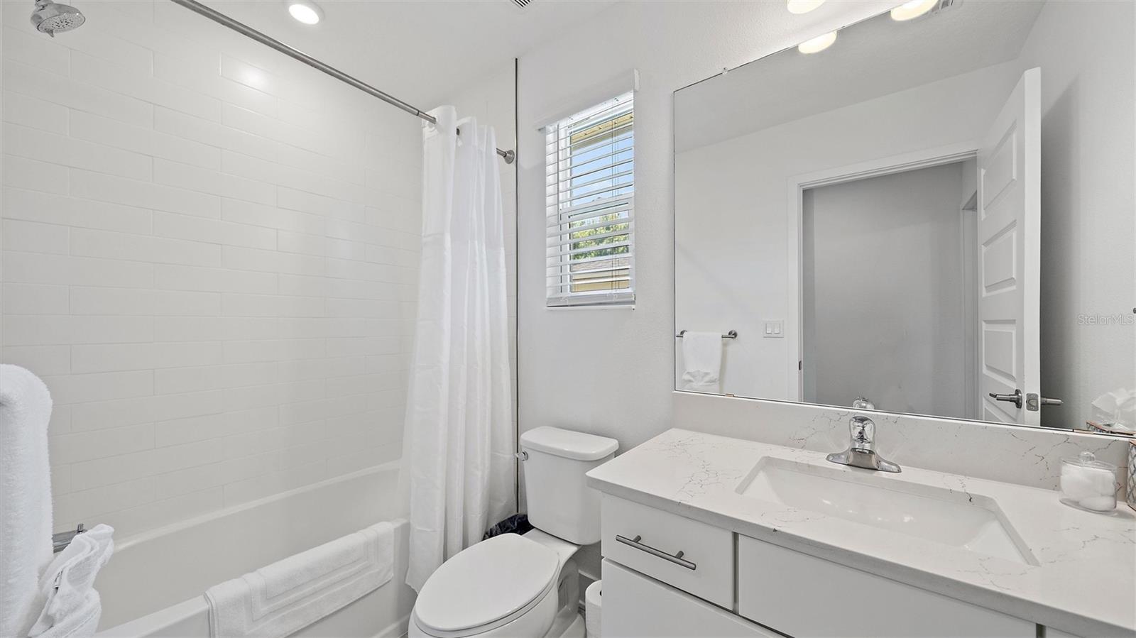 Image 38 of 55 For 2587 Temple Street