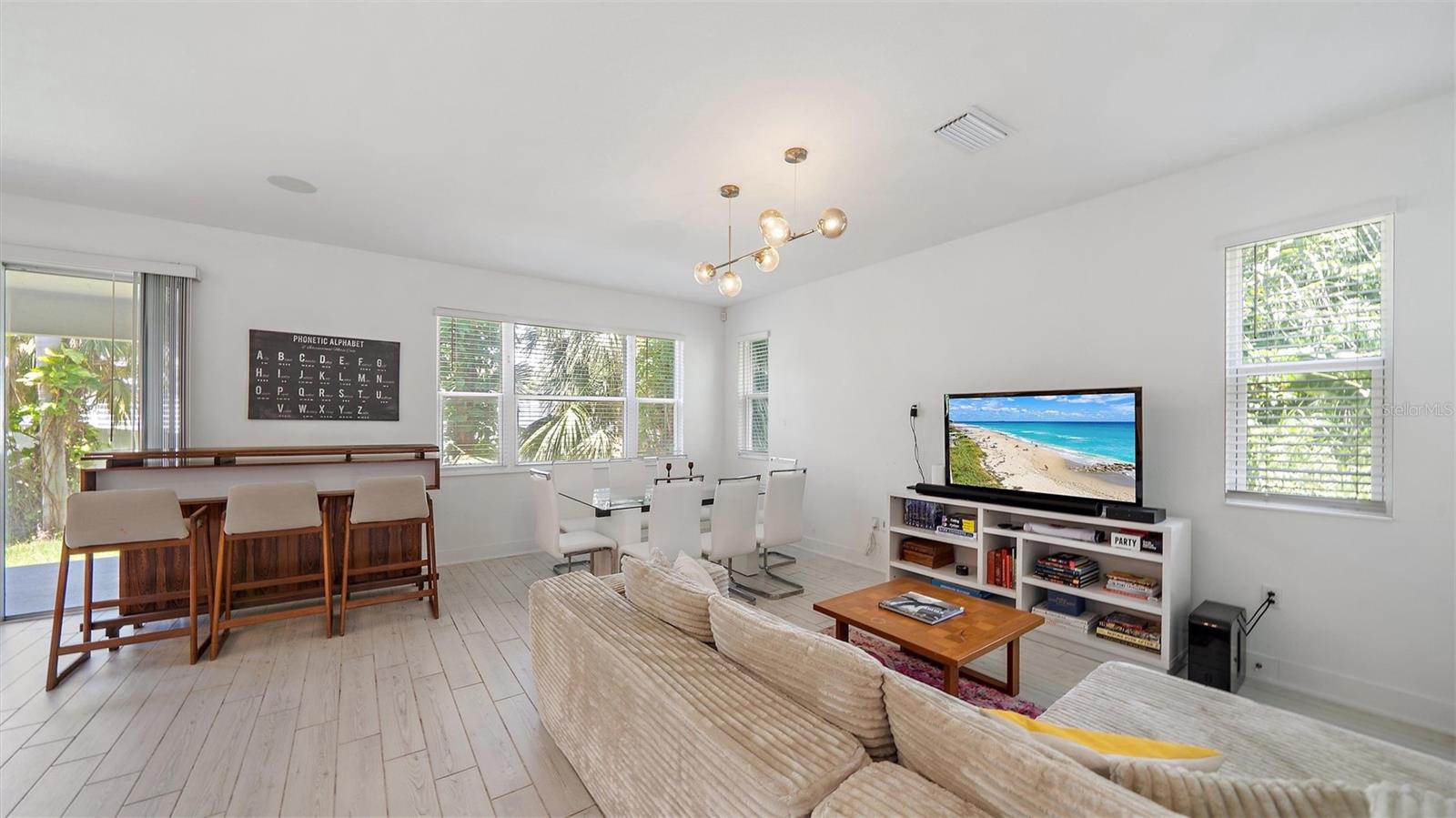 Image 4 of 55 For 2587 Temple Street