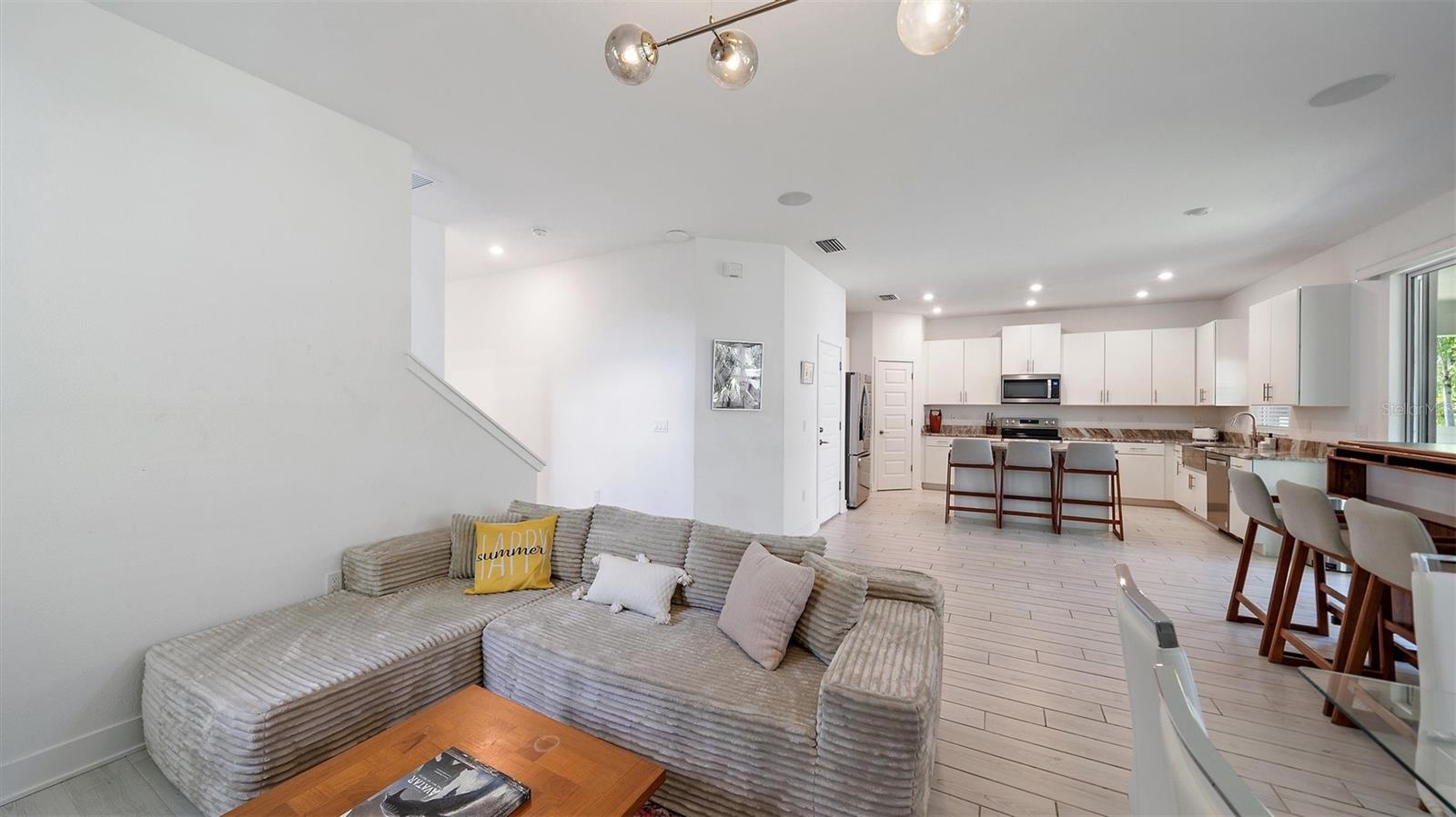 Image 5 of 55 For 2587 Temple Street