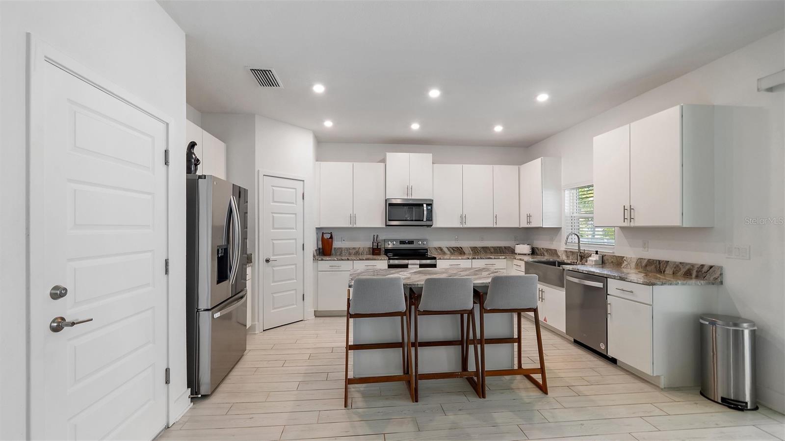 Image 6 of 55 For 2587 Temple Street