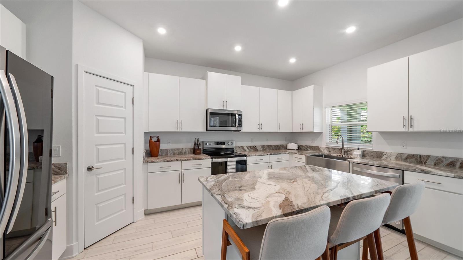 Image 7 of 55 For 2587 Temple Street