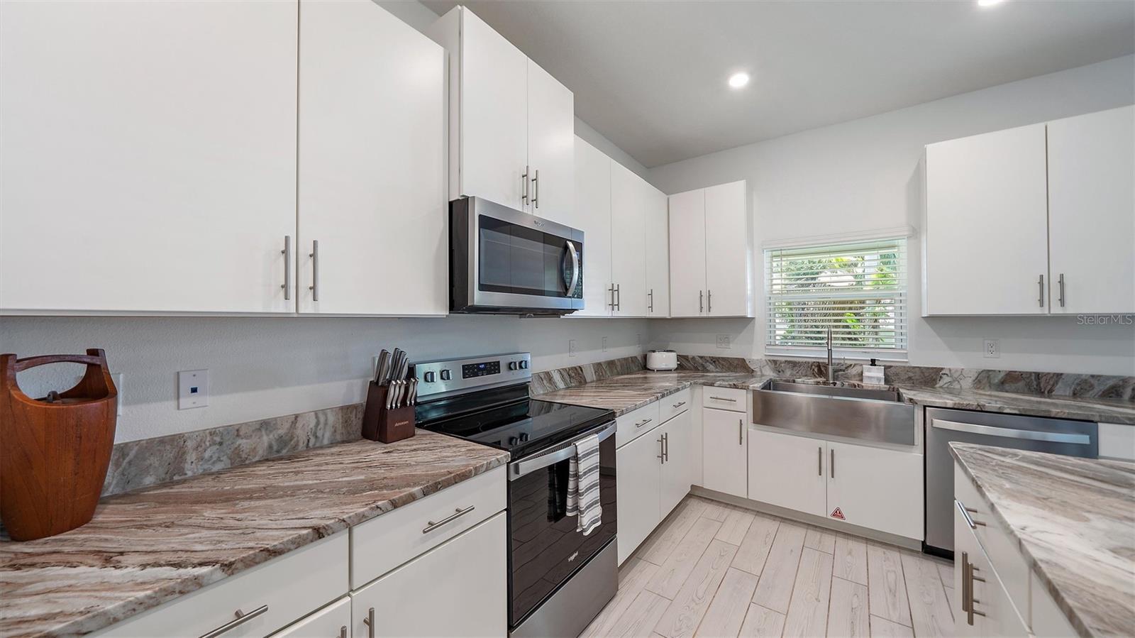 Image 8 of 55 For 2587 Temple Street