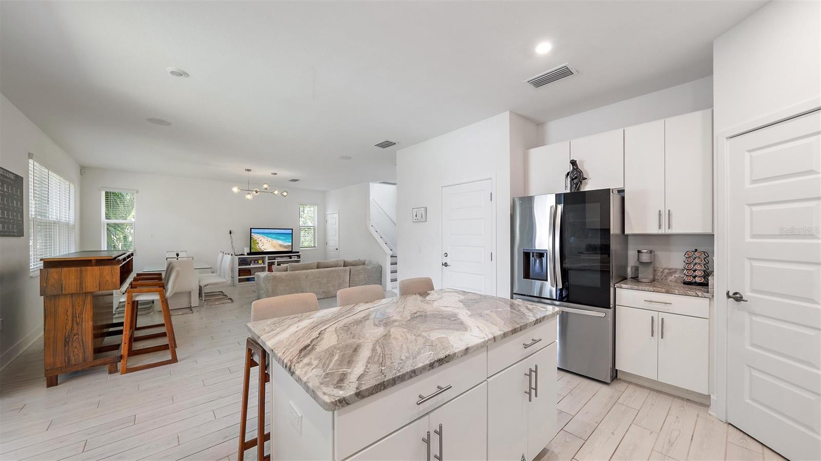 Image 9 of 55 For 2587 Temple Street