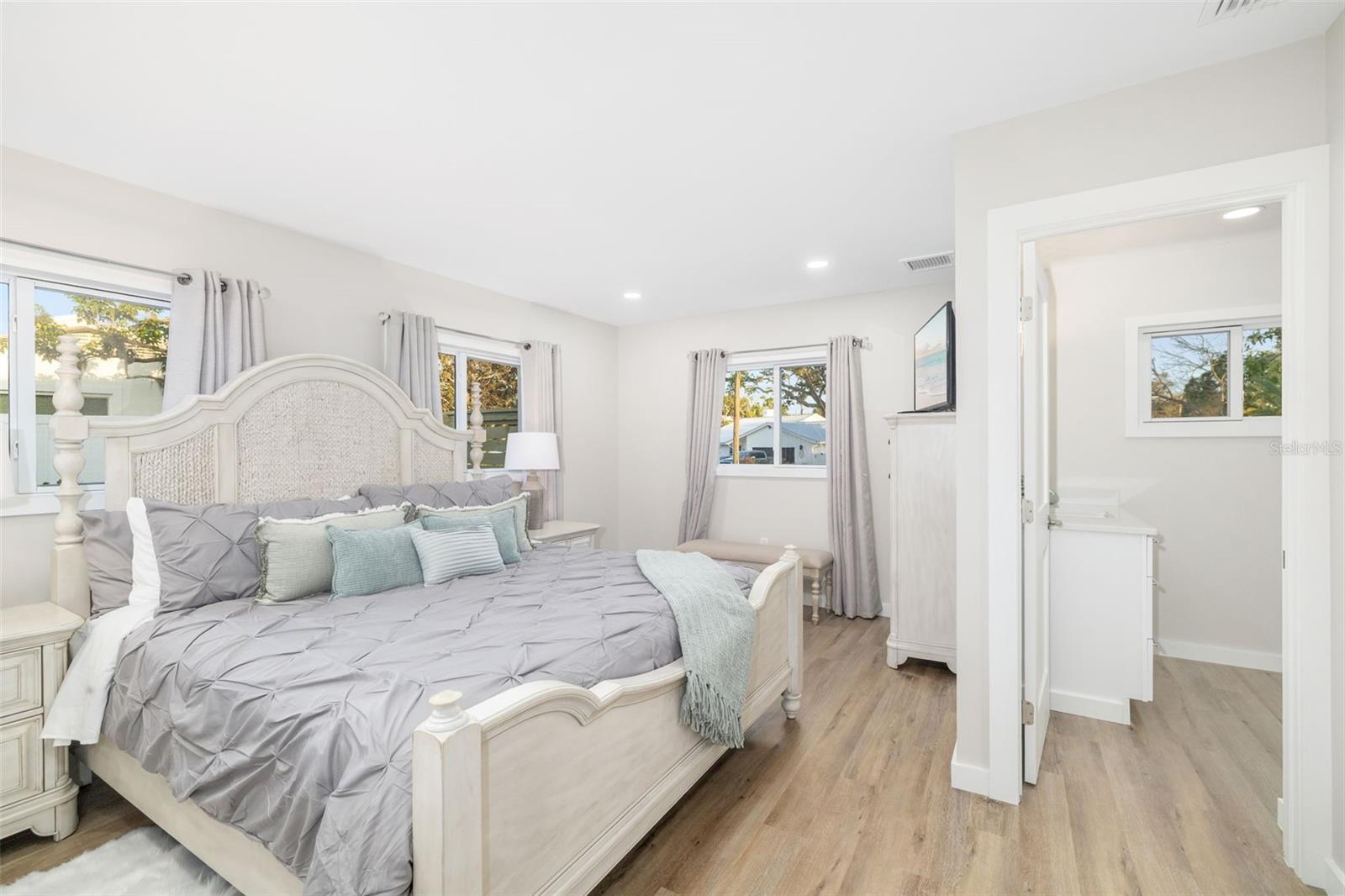 Image 19 of 36 For 5247 Carmilfra Drive