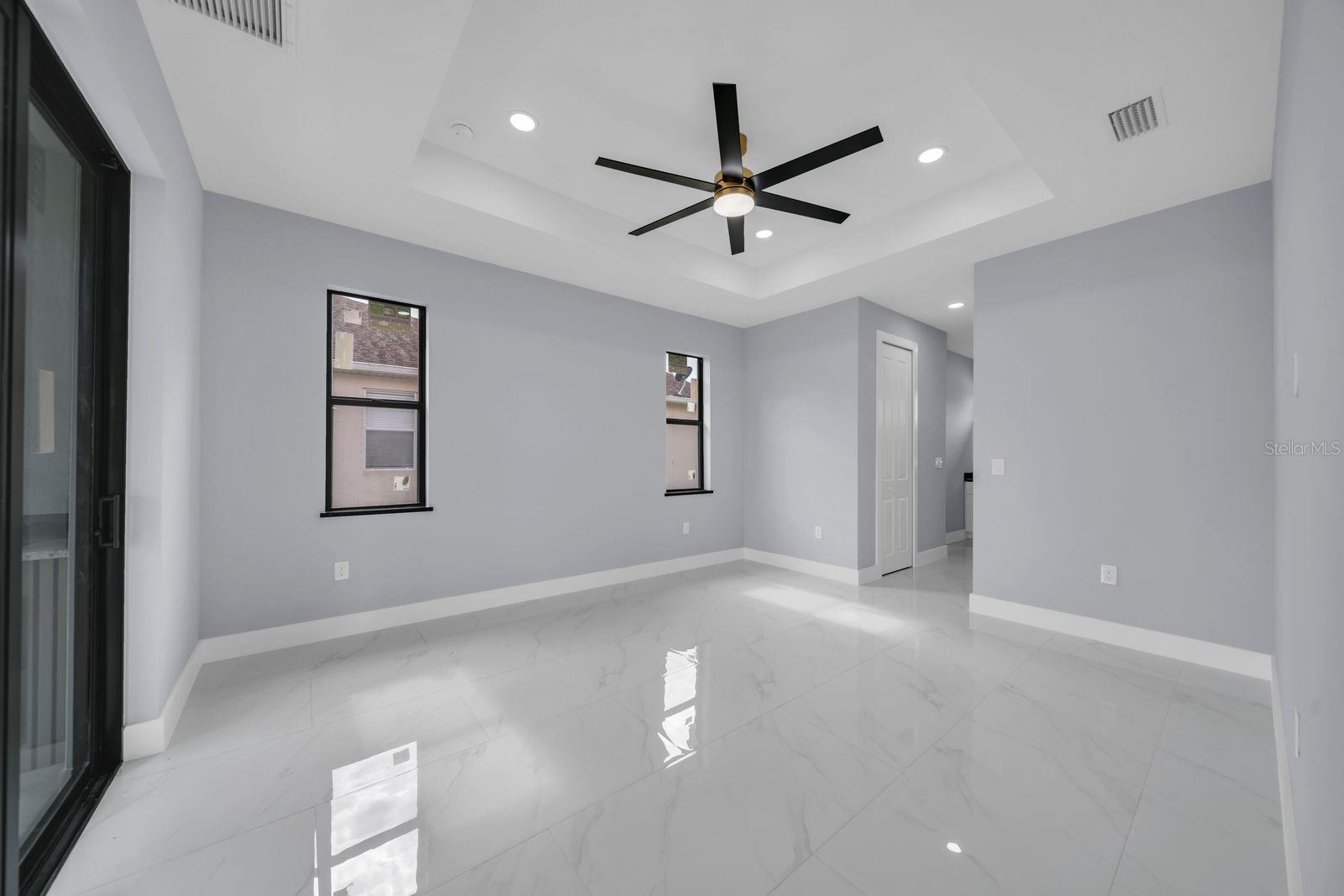 Image 13 of 37 For 53 Susan Avenue S