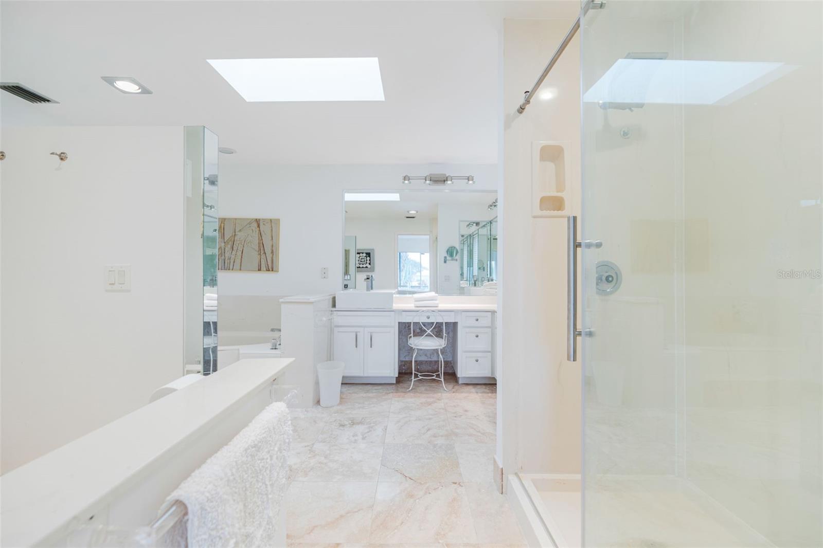 Image 21 of 52 For 402 Devonshire Lane